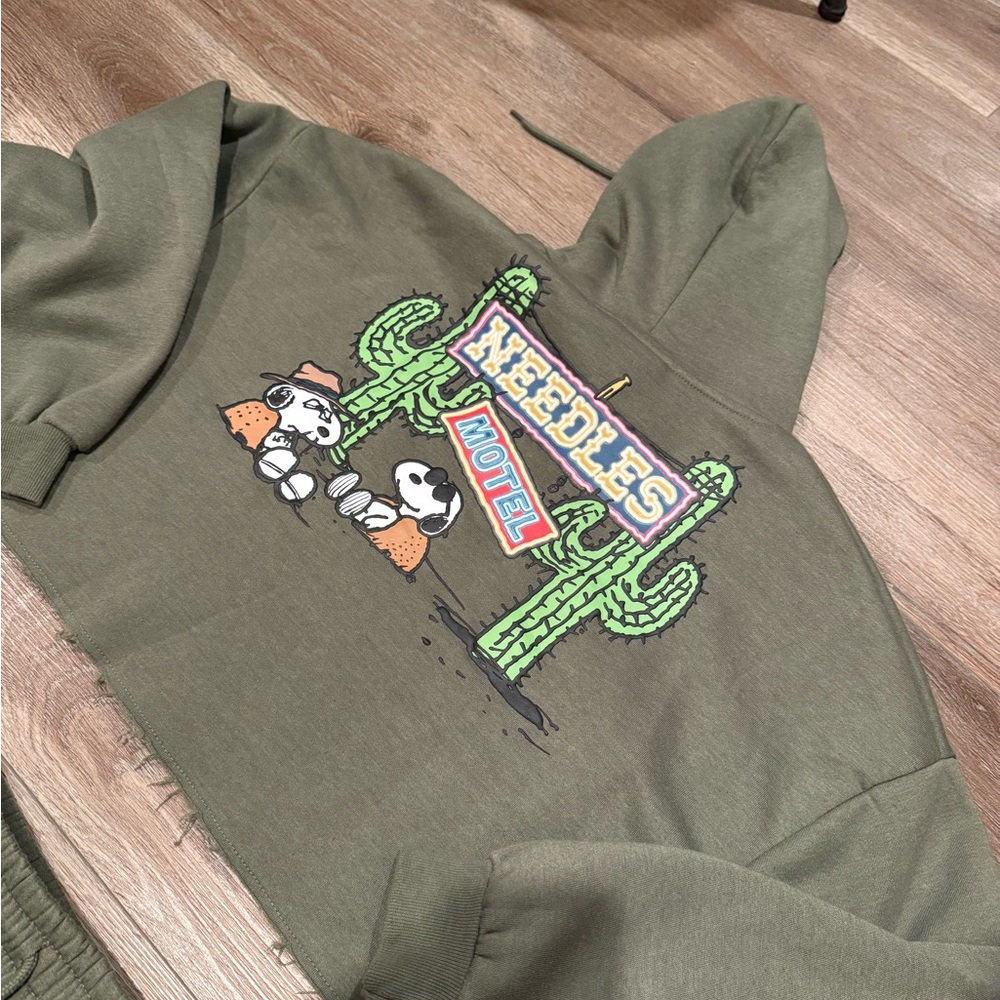 Like New, M Juniors, Peanuts Snoopy Green Hoodie & Short Set.